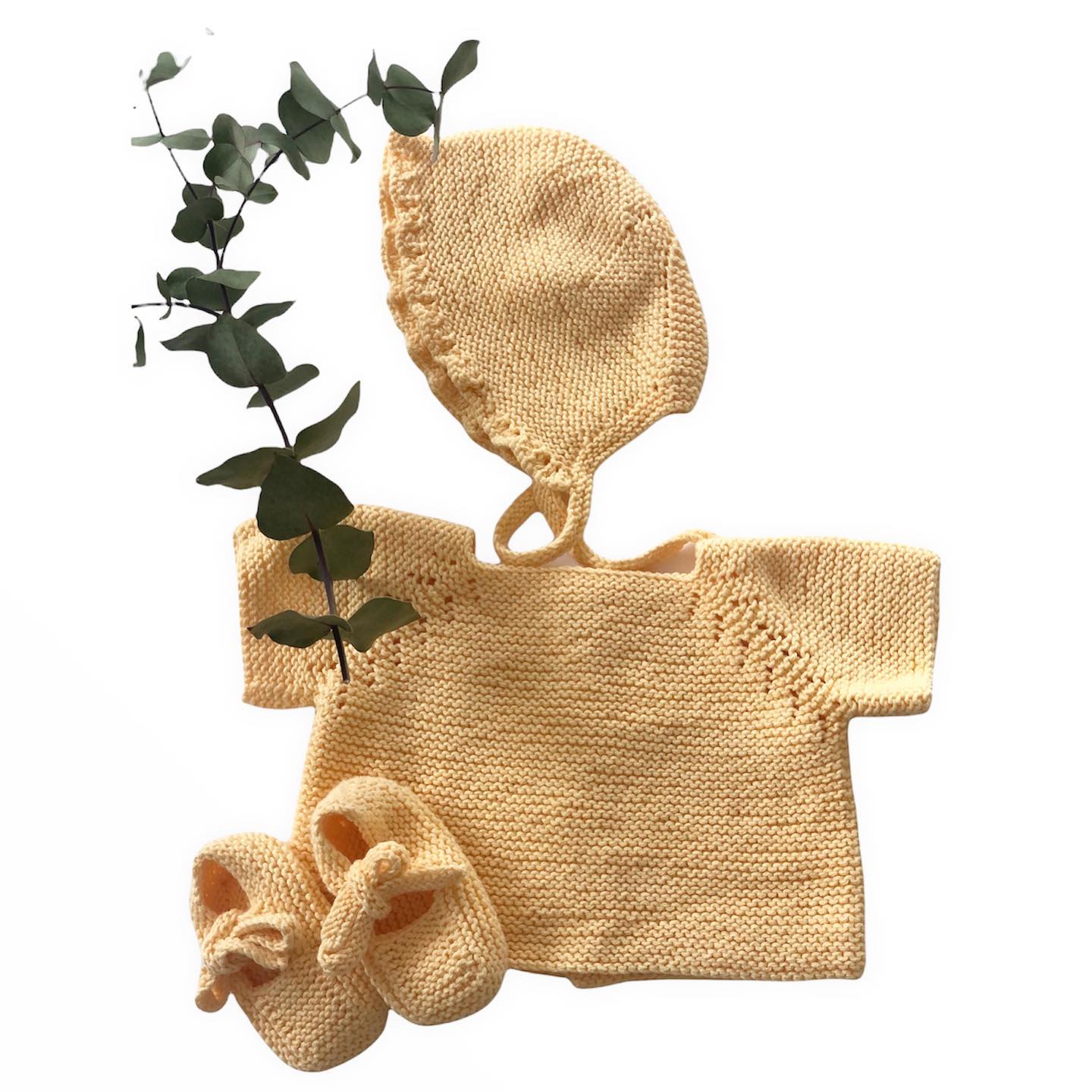Conjunto de punto mostaza con capota y patucos para bebé